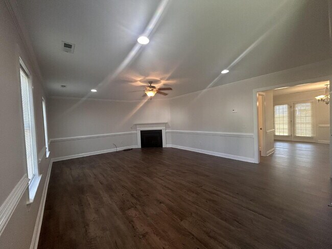 Building Photo - 208 S Pointe Dr