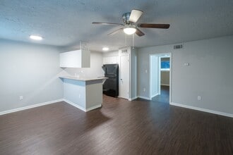 Building Photo - Apartamento recien remodelado / Beautiful recently remodeled apartment. Fast move in bonus!