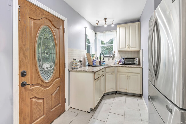 Building Photo - 18 Vose St