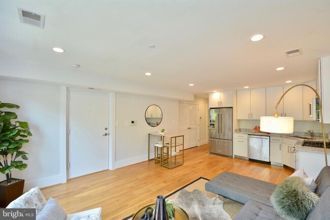 Building Photo - 1 Bedroom 1.5 Bathroom Luxury Condo // Hil...