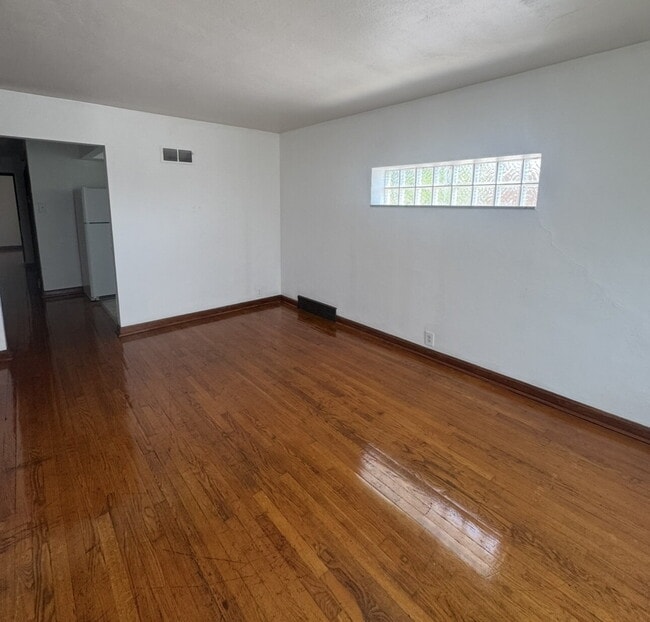 Building Photo - ** MOVE-IN SPECIAL. Half Off 1st Months Rent** 1.5-Bedroom Apartment with Bonus Room & Hardwood F...