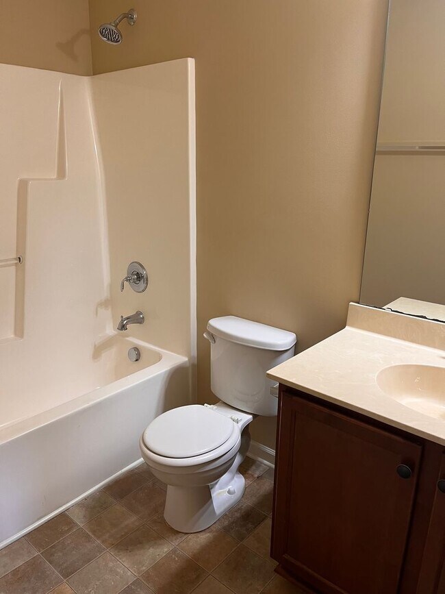 Building Photo - Lovely 3 Bedroom Townhouse in Raleigh!!