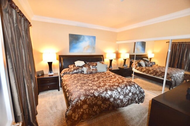 Building Photo - Meridian Luxury 1 Bed/1Bath Condo in Resort Style Community.