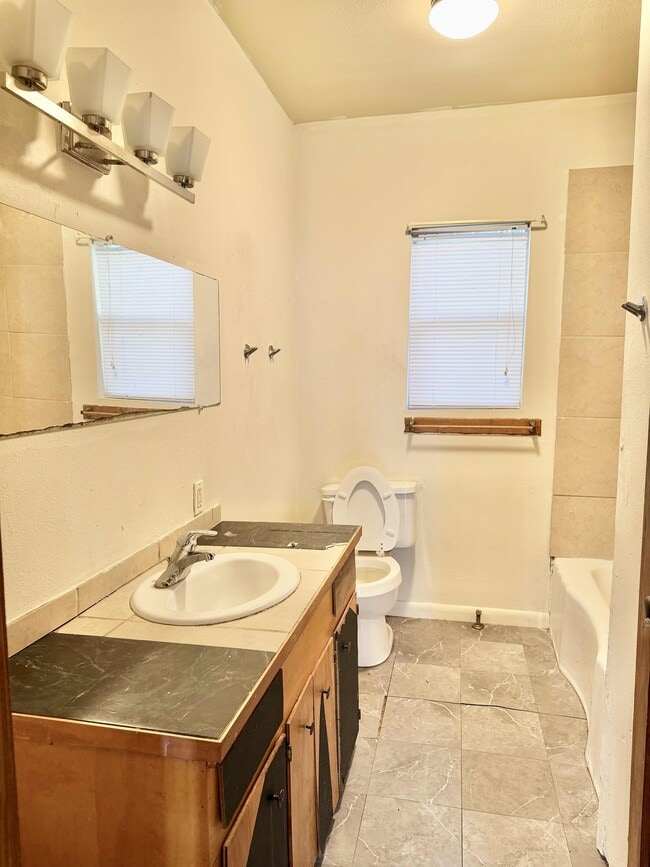 Building Photo - 452 Bernardo St