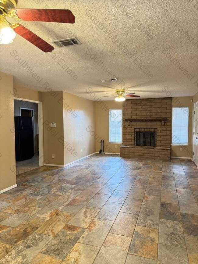 Building Photo - Spacious 3 bedrooms 2 bath family home