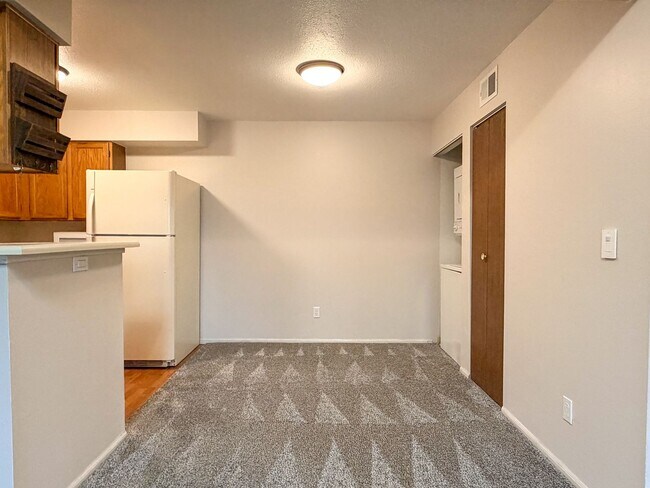 Building Photo - Move-in Incentive!