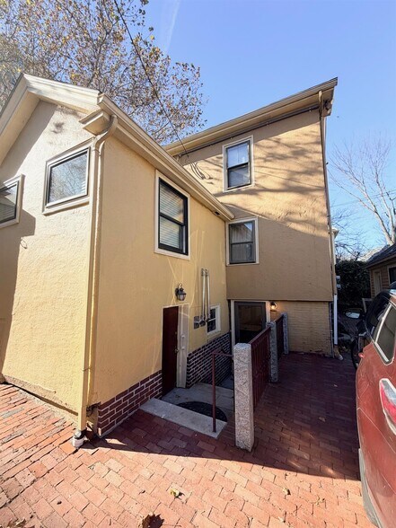 Building Photo - 261 Mount Auburn St