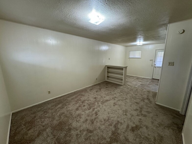 Building Photo - 808 Safady Ave