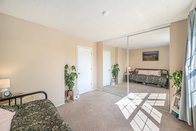 Building Photo - Aug 2025 - 2 Bedroom 1.5 Bathroom Townhome...