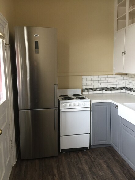 Tall and modern refridgerator - 521 Elizabeth Street