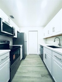 Building Photo - 500 NE 2nd St