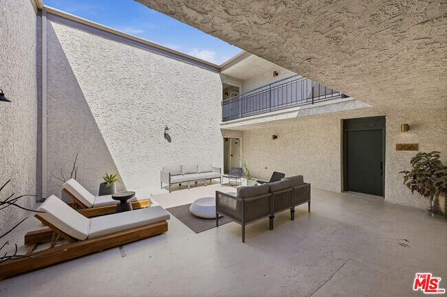 Building Photo - 1352 S Carmelina Ave