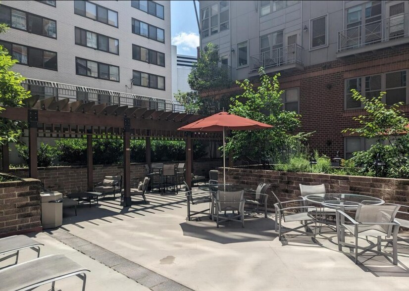 Building Courtyard - 1300 N St NW