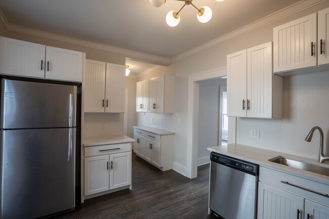 Building Photo - Gorgeous 3 Bed 2 Bath In Quiet Neighborhood