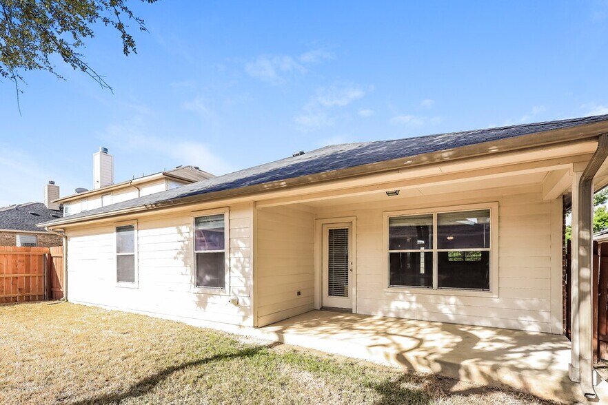 Building Photo - 610 Point Meadow