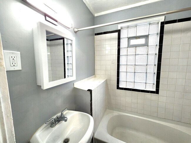 Building Photo - 2525 N Weil St