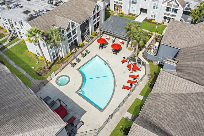 Overview of community pool with outdoor grilling area - The Estates at Avenstar