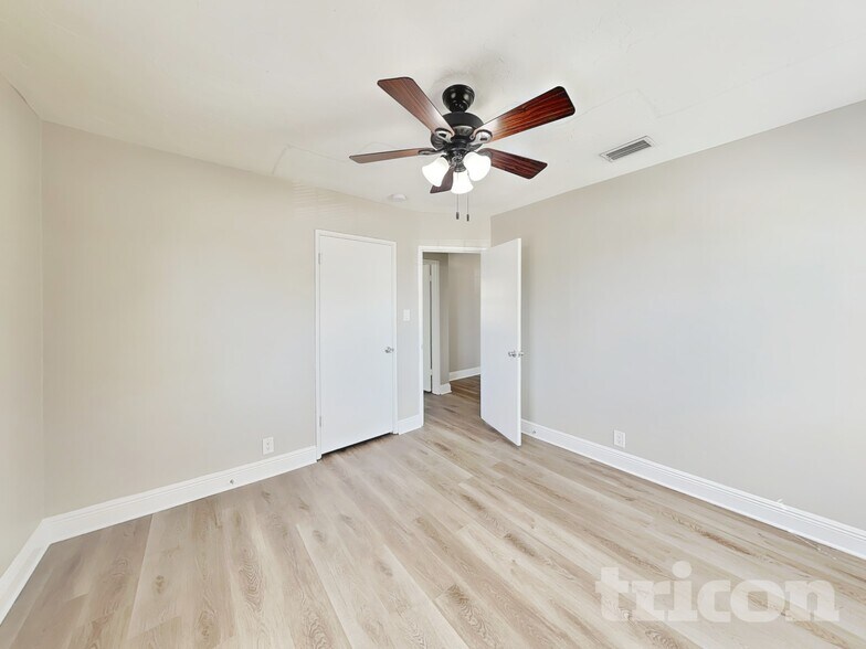 Building Photo - 3909 W Wallace Ave