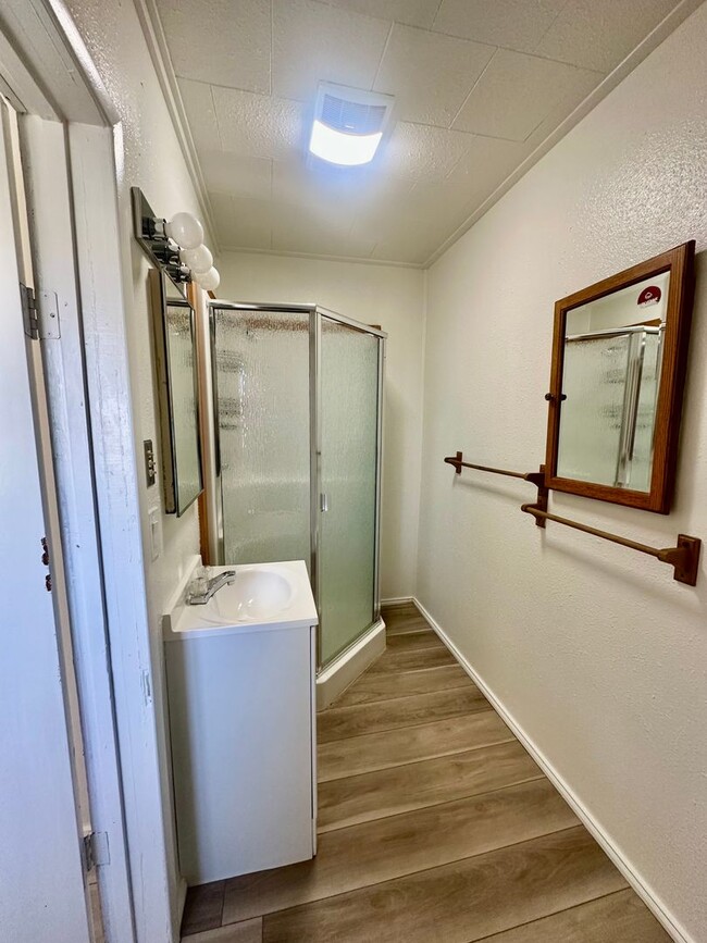 Building Photo - Rare 1-bedroom, 1-bathroom house located 2...