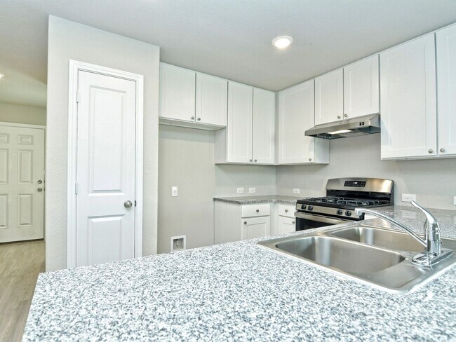 Building Photo - 4 BR/2.5 BA - 1874 SF in San Antonio - WATERWHEEL!!!