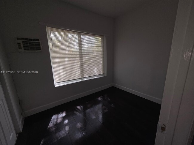 Building Photo - 337 SW 10th Ave