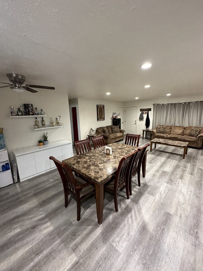 Building Photo - Desirable 2 bedroom 1 Bath Home in Ontario