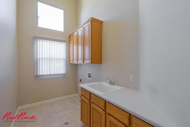 Building Photo - Comfortable 3-bedroom Home. Small Dog Frie...