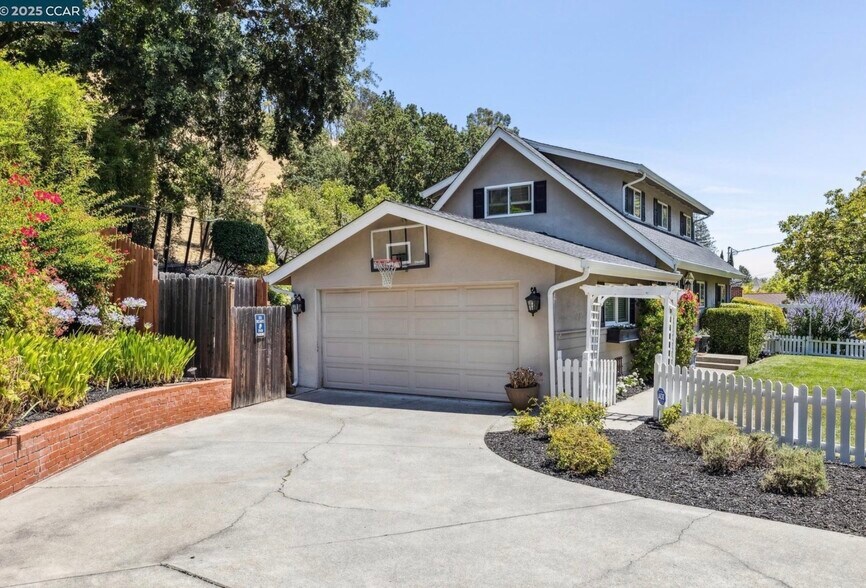 Building Photo - 1600 Springbrook Rd