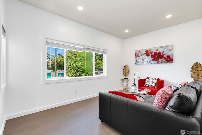 Building Photo - Remodeled, move in condition!