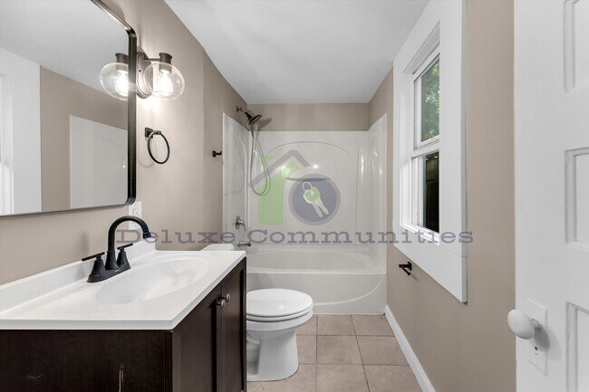 Building Photo - Remodeled 3BR + Flex Room | Steps from Leo...