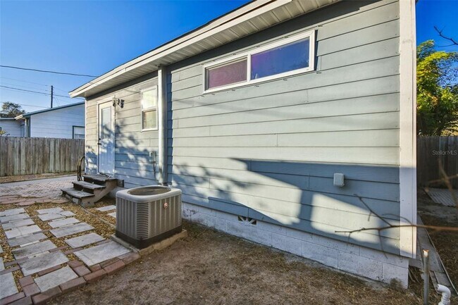 Building Photo - 2310 30th Ave N
