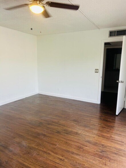 Building Photo - 31 Lake Arbor Dr