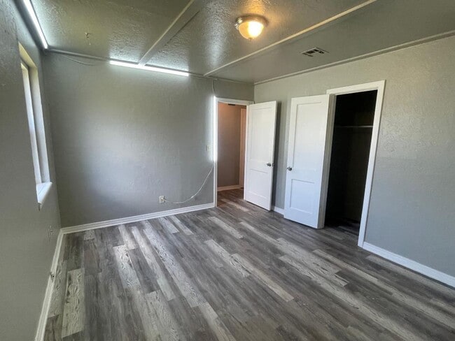 Building Photo - 1 Bed 1 Bath Duplex For Lease Now!