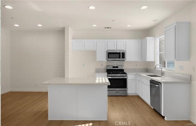 Building Photo - 123 S Orange Ave