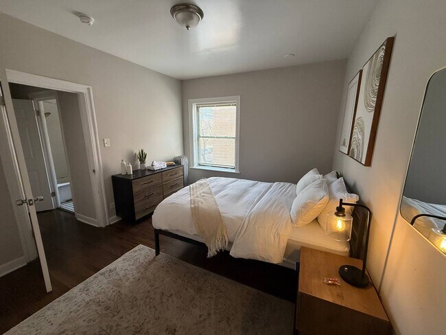 Building Photo - 1359 W Touhy Ave