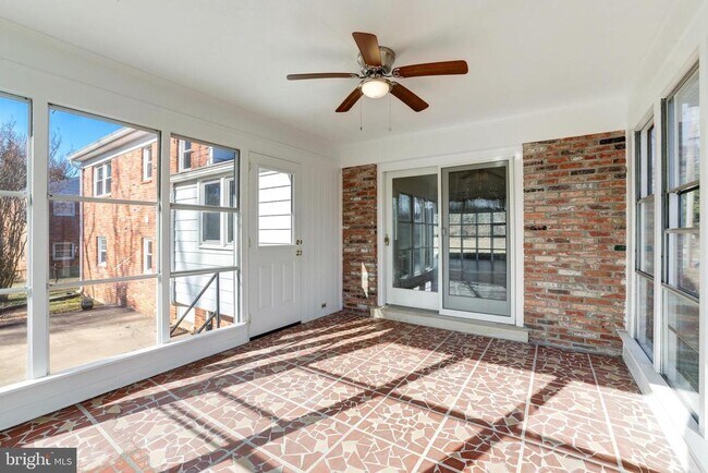 Building Photo - 1013 Westbriar Dr NE