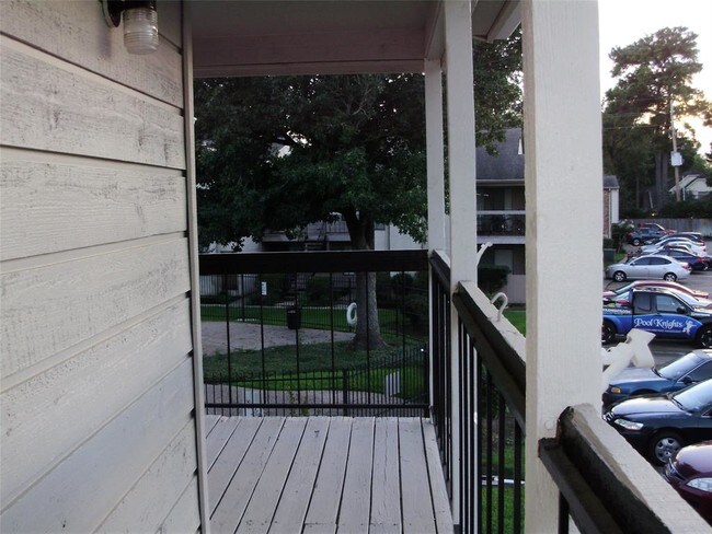 Building Photo - 17331 Red Oak Dr