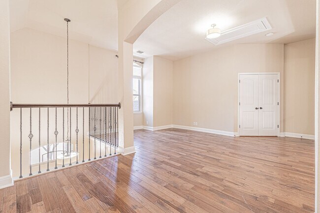 Building Photo - GORGEOUS 4 BED / 2 BATH HOUSE FOR RENT!