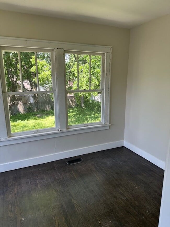 Building Photo - Live in the cutest house on the block!