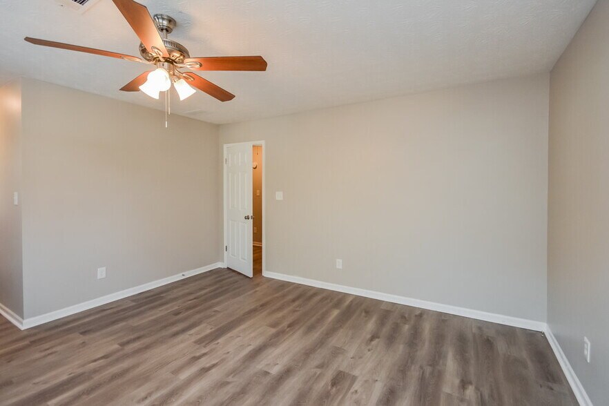 Building Photo - 1053 Mainstreet Lake Dr