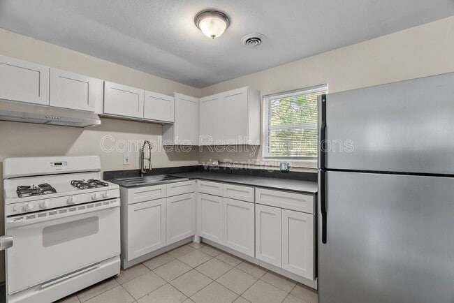 Building Photo - 10140 Earl Dr