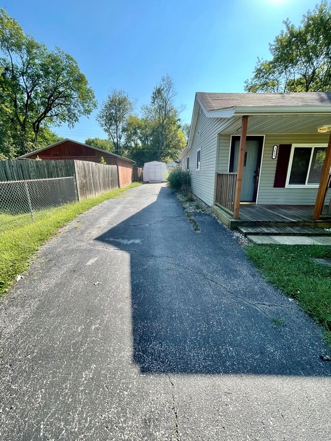 Building Photo - Charming 3-Bedroom, 1.5-Bath Home with Pri...