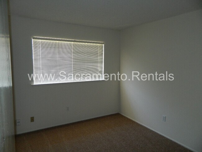 Building Photo - Spacious 4bd/2ba House with 2 Car Garage