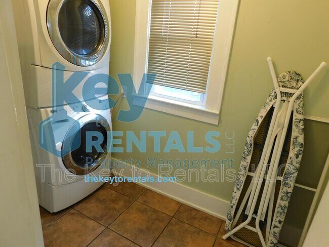 Building Photo - 125 W High Terrace