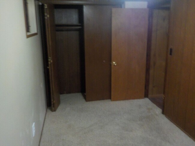 Building Photo - 909 Highland Dr