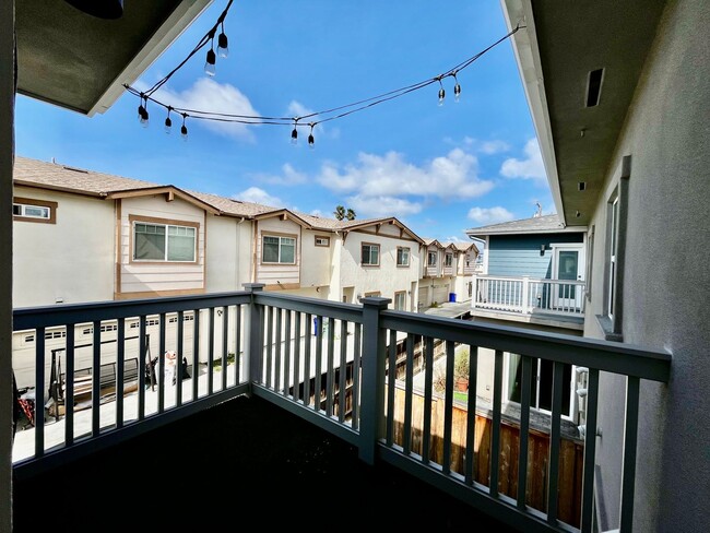 Building Photo - Modern 3B 2.5BA Townhome w/ AC!