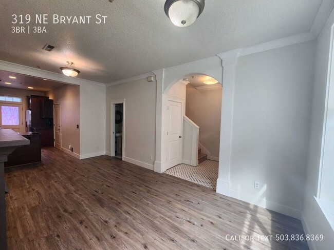 Building Photo - Amazing Two Story Townhome in Piedmont