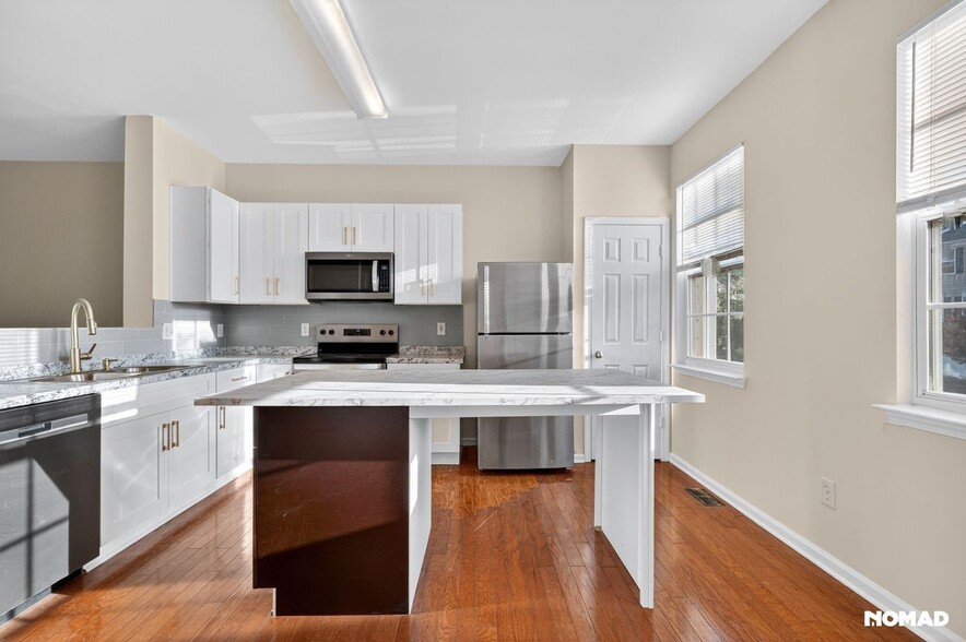 Primary Photo - 2425 Ivey Crest Cir