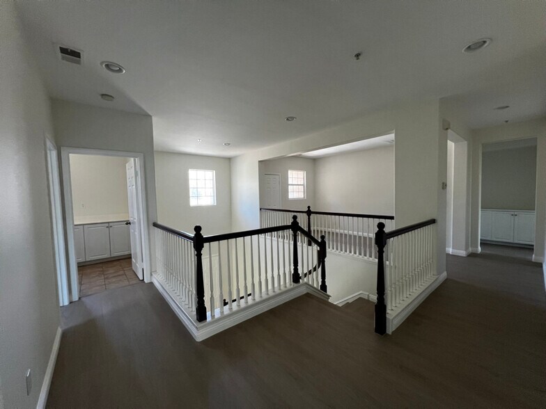 Building Photo - 12124 Scenic View Terrace