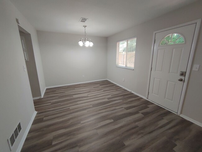 Building Photo - Charming 3 Bdrm/2 Bath Townhome - Available Now!